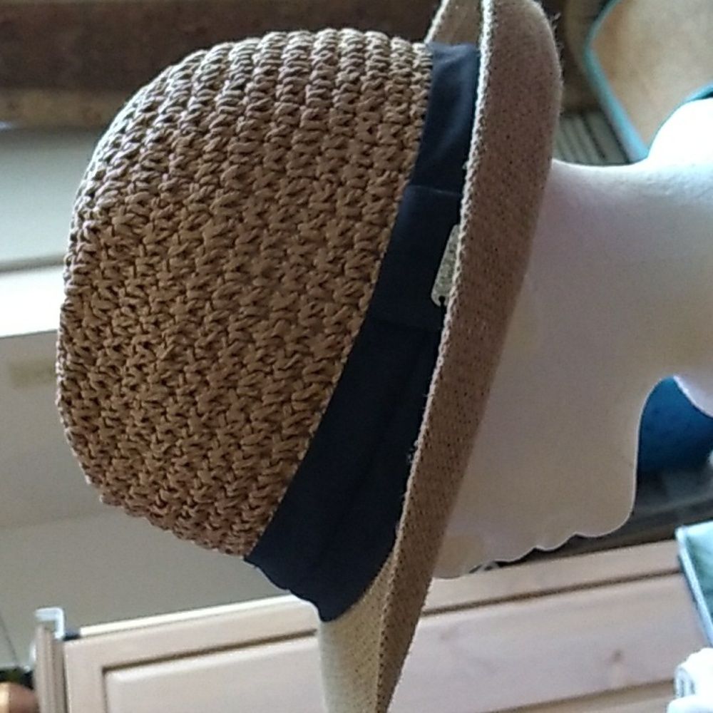 Steven Madden.. OS.. 100% woven paper yarn & jute collapsible hat.. tan/black